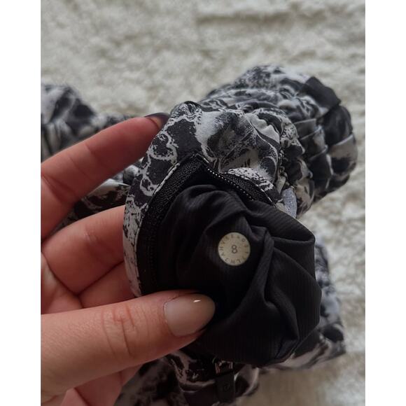 Lululemon Tracker Short Size 8 - Like New Condition! - Picture 3 of 5